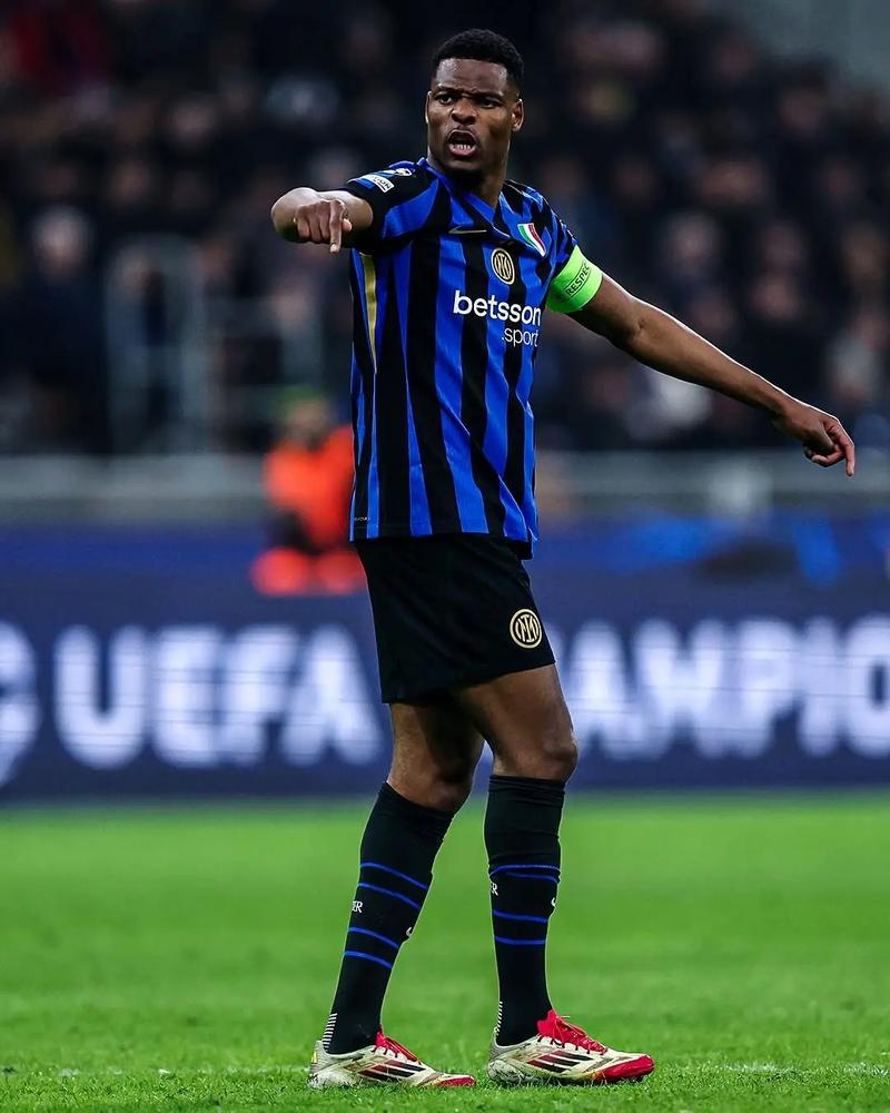 海港亚冠终零封！破2394天魔咒，陈威11次神扑，对手两中门柱（海港亚冠迎来零封之夜！2394天噩梦终结，陈威11扑封神，对手两次中框）