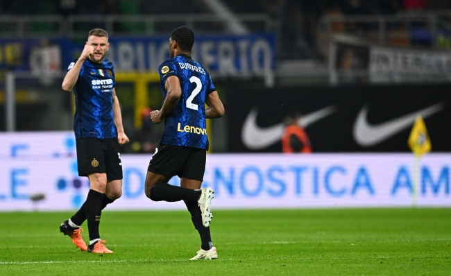 米体：泽林斯基出现轻微肌肉问题，可能不会出战比萨（米体：泽林斯基肌肉小恙，出战比萨成疑）