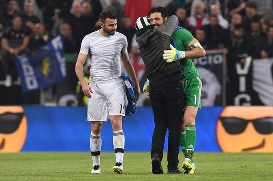 阿里纳斯：湖人总在尝试高难度出手，文森特都无视詹姆斯要球