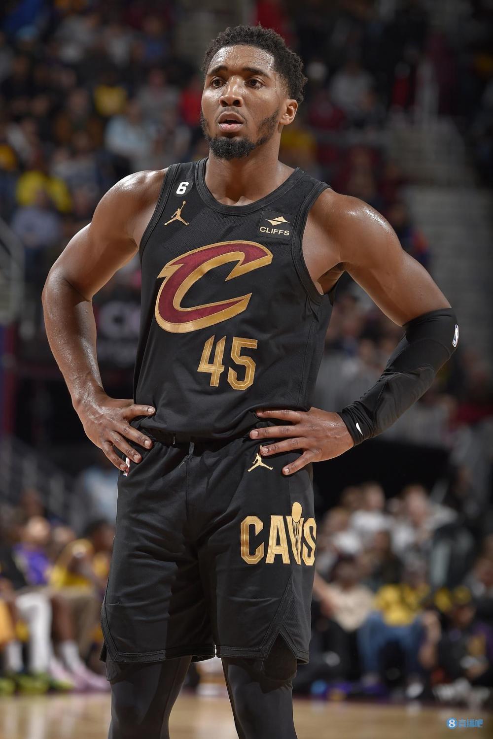 杜兰特关键中投命中，全场欢呼（杜兰特关键时刻中投命中，全场沸腾）