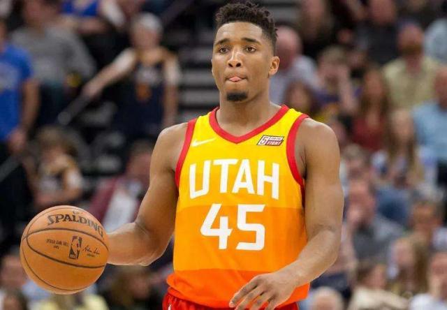 曼城主场对阵桑德兰，主场优势明显，福登状态火热，预计全取三分。（福登火热加持，曼城坐镇主场迎战桑德兰，三分志在必得）