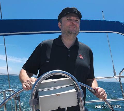 足球英超球迷怒喷转播商调整赛程（英超球迷怒斥转播商擅改赛程）