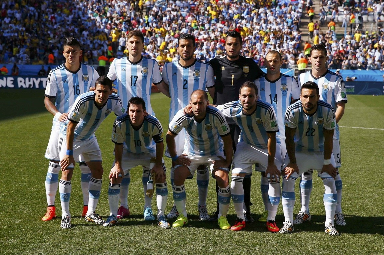 弗兰克：范德芬进球前我心想他要去哪，在场边喊让他快传球（弗兰克：范德芬进球前我还在想他往哪儿跑，场边不停催他赶紧传球）